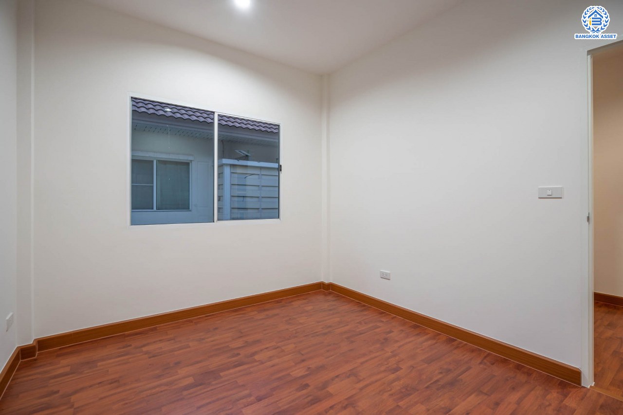 บ้านมือสองตกแต่งใหม่ แบรนด์ Property Perfect ม.เพอร์เฟคพาร์ค วัดพระนอน เนื้อที่ 35.7 ตร.ว. บ้านแฝดฟังก์ชันระดับบ้านเดี่ยว! 3 ห้องนอน 2 ห้องน้ำ 1 ที่จอดรถ Private Zone พร้อม Facilities ครบครัน บนทำเลเชื่อมต่อถนนกาญจนาฯ ใกล้ทางด่วน ศรีรัช-วงแหวนฯ เซ็นทรัลเวสต์เกต และรถไฟฟ้าสายสีม่วง "สถานีตลาดบางใหญ่"